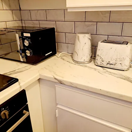 2 Bedroom House In - Sleeps 5 Wifi Parking Leeds (West Yorkshire)