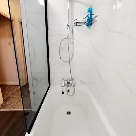 2 Bedroom House In - Sleeps 5 Wifi Parking Leeds (West Yorkshire)