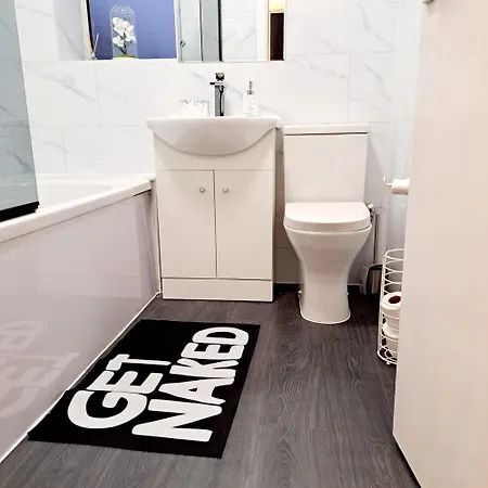 Holiday home 2 Bedroom House In - Sleeps 5 Wifi Parking Leeds (West Yorkshire)