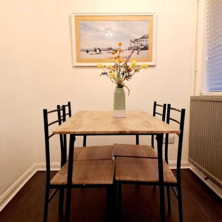 2 Bedroom House In - Sleeps 5 Wifi Parking Будинок відпочинку Лідс