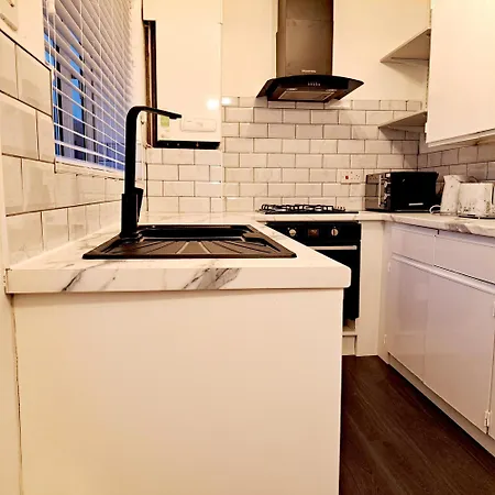 2 Bedroom House In - Sleeps 5 Wifi Parking * Leeds (West Yorkshire)