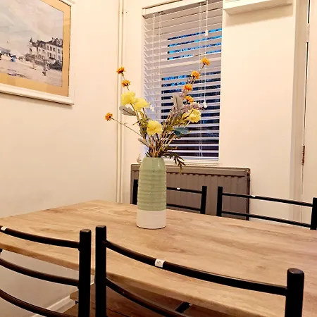 Semesterbostad 2 Bedroom House In - Sleeps 5 Wifi Parking *