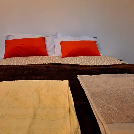 2 Bedroom House In - Sleeps 5 Wifi Parking Будинок відпочинку