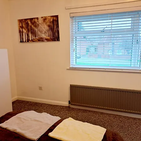2 Bedroom House In - Sleeps 5 Wifi Parking Лідс