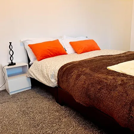 2 Bedroom House In - Sleeps 5 Wifi Parking Будинок відпочинку Лідс