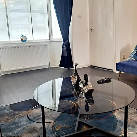 2 Bedroom House In - Sleeps 5 Wifi Parking