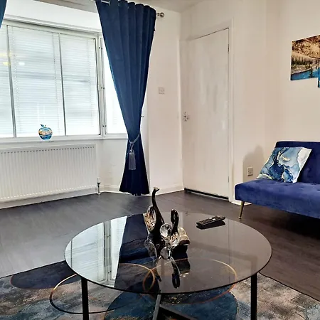 Будинок відпочинку 2 Bedroom House In - Sleeps 5 Wifi Parking *