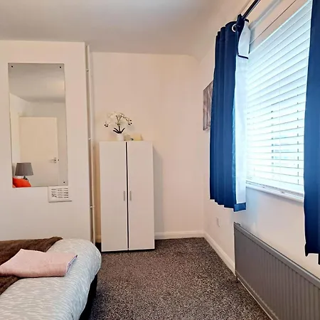 2 Bedroom House In - Sleeps 5 Wifi Pets * Leeds (West Yorkshire)