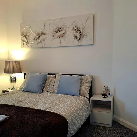 Holiday home 2 Bedroom House In - Sleeps 5 Wifi Parking *