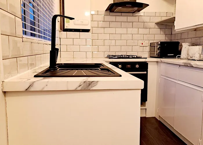 2 Bedroom House In - Sleeps 5 Wifi Parking * Leeds (West Yorkshire)