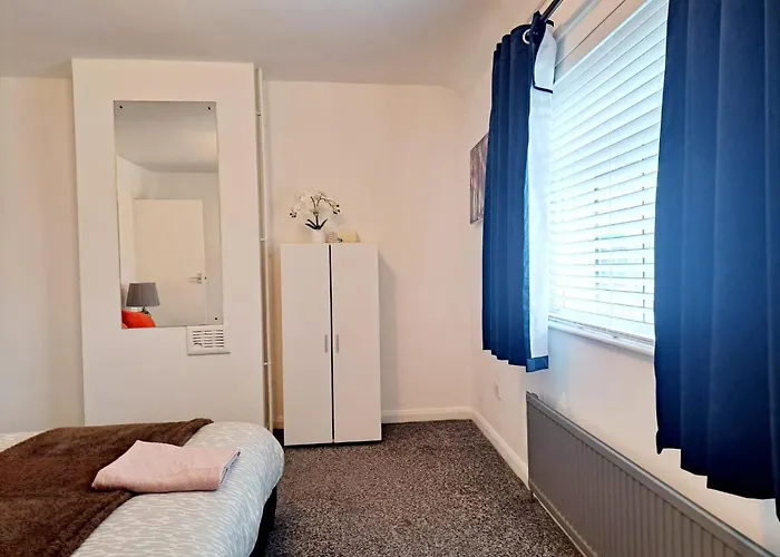 2 Bedroom House In - Sleeps 5 Wifi Parking * Leeds (West Yorkshire)