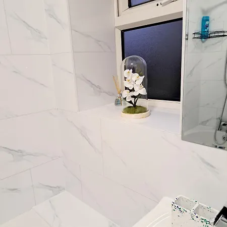 2 Bedroom House In - Sleeps 5 Wifi Parking *