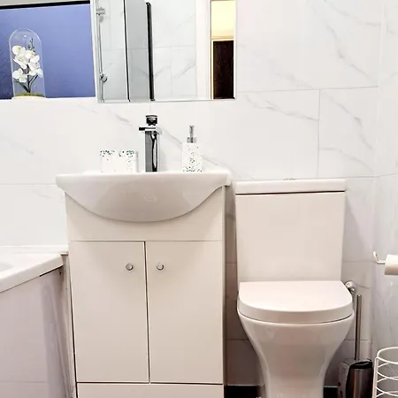 2 Bedroom House In - Sleeps 5 Wifi Parking