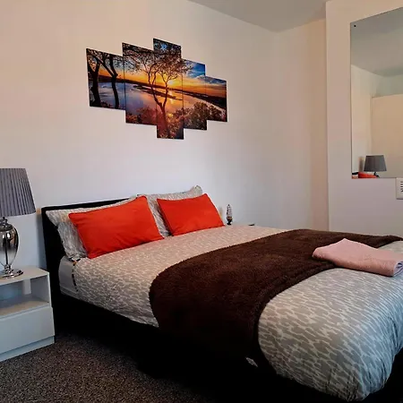 2 Bedroom House In - Sleeps 5 Wifi Parking *