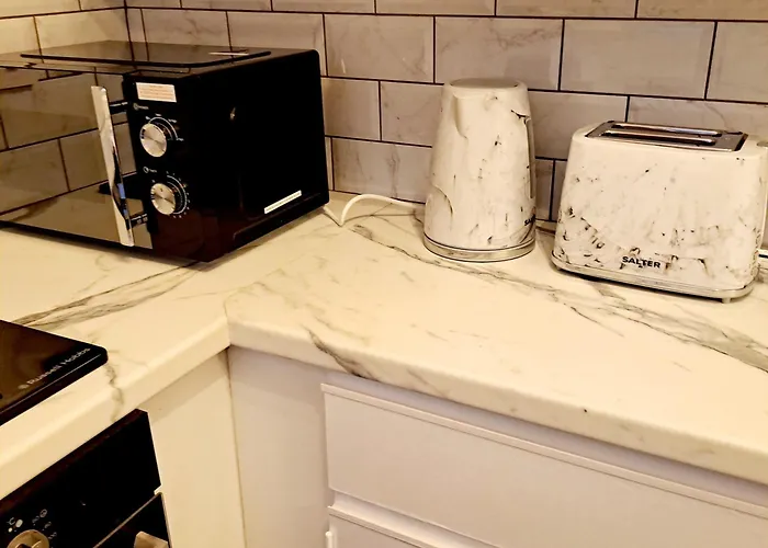 2 Bedroom House In - Sleeps 5 Wifi Parking Leeds (West Yorkshire)