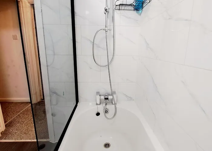 2 Bedroom House In - Sleeps 5 Wifi Parking Leeds (West Yorkshire)