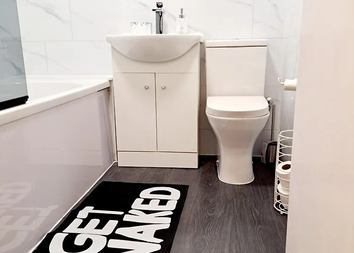 Holiday home 2 Bedroom House In - Sleeps 5 Wifi Parking Leeds (West Yorkshire)