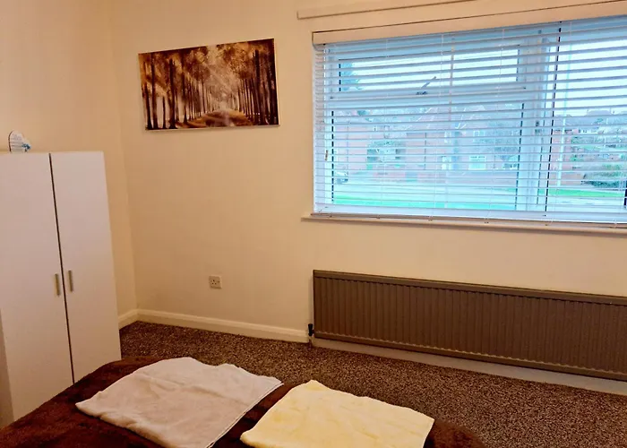 2 Bedroom House In - Sleeps 5 Wifi Parking Leeds (West Yorkshire)