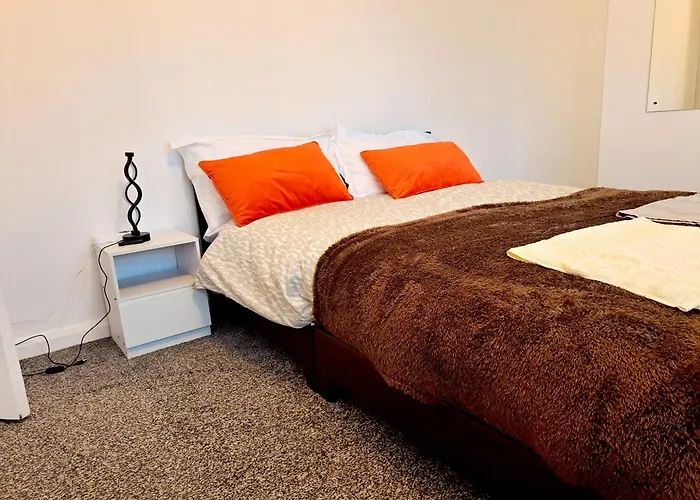 2 Bedroom House In - Sleeps 5 Wifi Parking Holiday home Leeds (West Yorkshire)